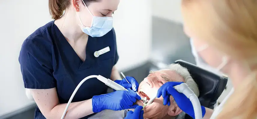 Behandlungssituation Zahnarztstuhl mit entspannten Patient in moderner Zahnarztpraxis