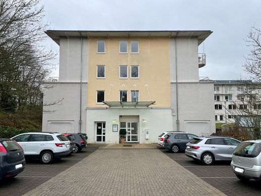 Außenansicht Zahnarztpraxis Dres. Luhrenberg in Wiesbaden-Bierstadt – barrierefreier Zugang und Parkmöglichkeiten