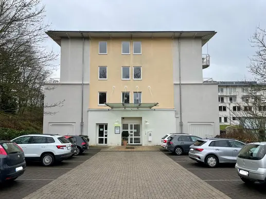 Zahnarztpraxis Dres. Luhrenberg – Außenansicht in Wiesbaden-Bierstadt Außenansicht Zahnarztpraxis Dres. Luhrenberg in Wiesbaden-Bierstadt – barrierefreier Zugang und Parkmöglichkeiten