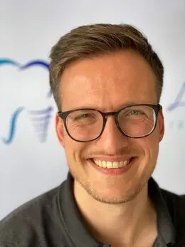 Dr. Philipp Luhrenberg – Fachzahnarzt für Oralchirurgie Porträt von Dr. Philipp Luhrenberg, Fachzahnarzt für Oralchirurgie in der Zahnarztpraxis Dres. Luhrenberg in Wiesbaden