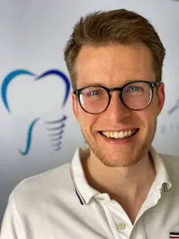 Porträt von Dr. Felix Luhrenberg, Fachzahnarzt für Oralchirurgie in der Zahnarztpraxis Dres. Luhrenberg in Wiesbaden