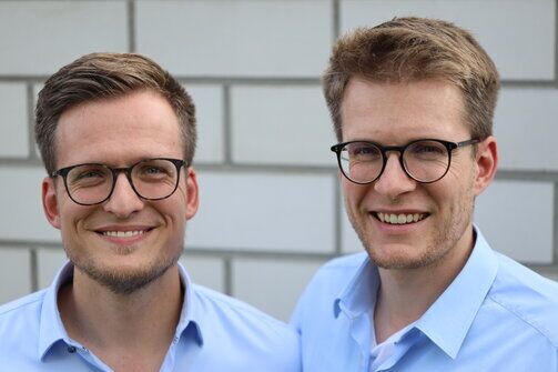 Oralchirurgie & Zahnarztpraxis Dres. Luhrenberg in Wiesbaden - Links Phillip Luhrenberg und rechts davon Felix Luhrenberg