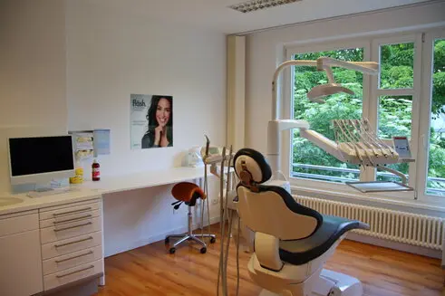 Zahnarztpraxis Wiesbaden – moderner Behandlungsraum mit digitaler Technik