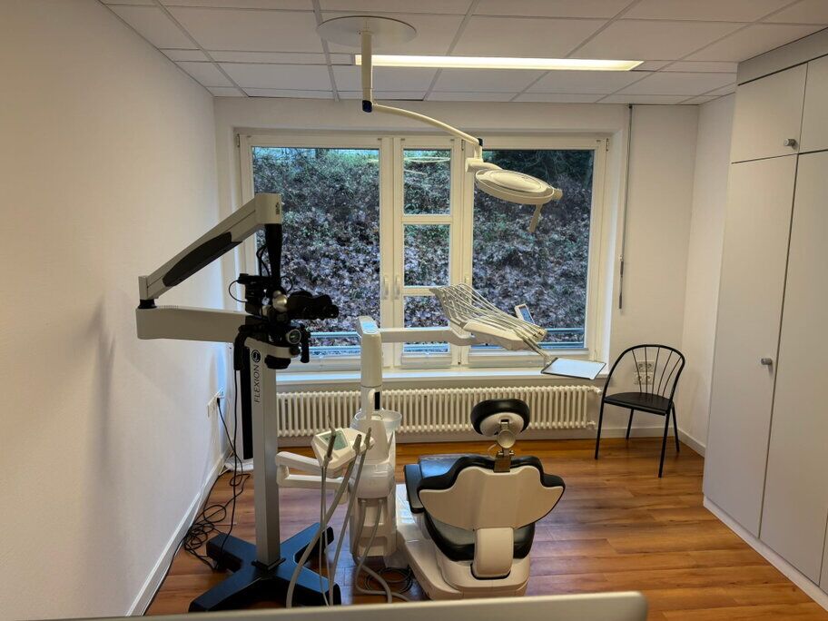 Operationsmikroskop beim Zahnarzt Dres. Luhrenberg in Wiesbaden Ein Operationsmikroskop installiert in einem Behandlungsraum bei der Zahnarztpraxis Dres. Luhrenberg.
