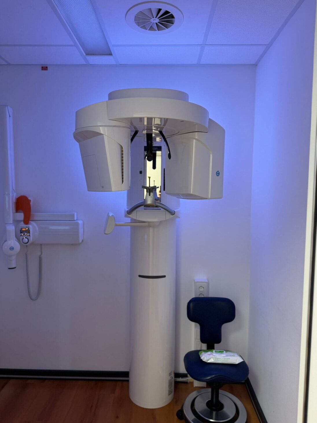 DVT 3D-Röntgengerät in einem Behandlungszimmer bei Dres. Luhrenberg in Wiesbaden.