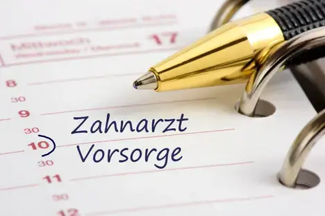 Symbolbild für Zahnarztvorsorge: Stift auf Kalender mit Text „Zahnarzt Vorsorge“